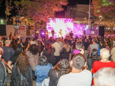 חוזרים לשנות ה-90: עונת ה"נייט מרקט" נפתחה בנהריה באווירה נוסטלגית וסוחפת
