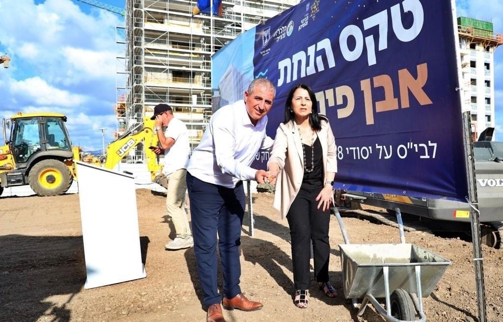 ראש העירייה, רונן מרלי ומנהלת מחוז הצפון במשרד החינוך, ד״ר אורנה שמחון בטקס הנחת אבן פינה