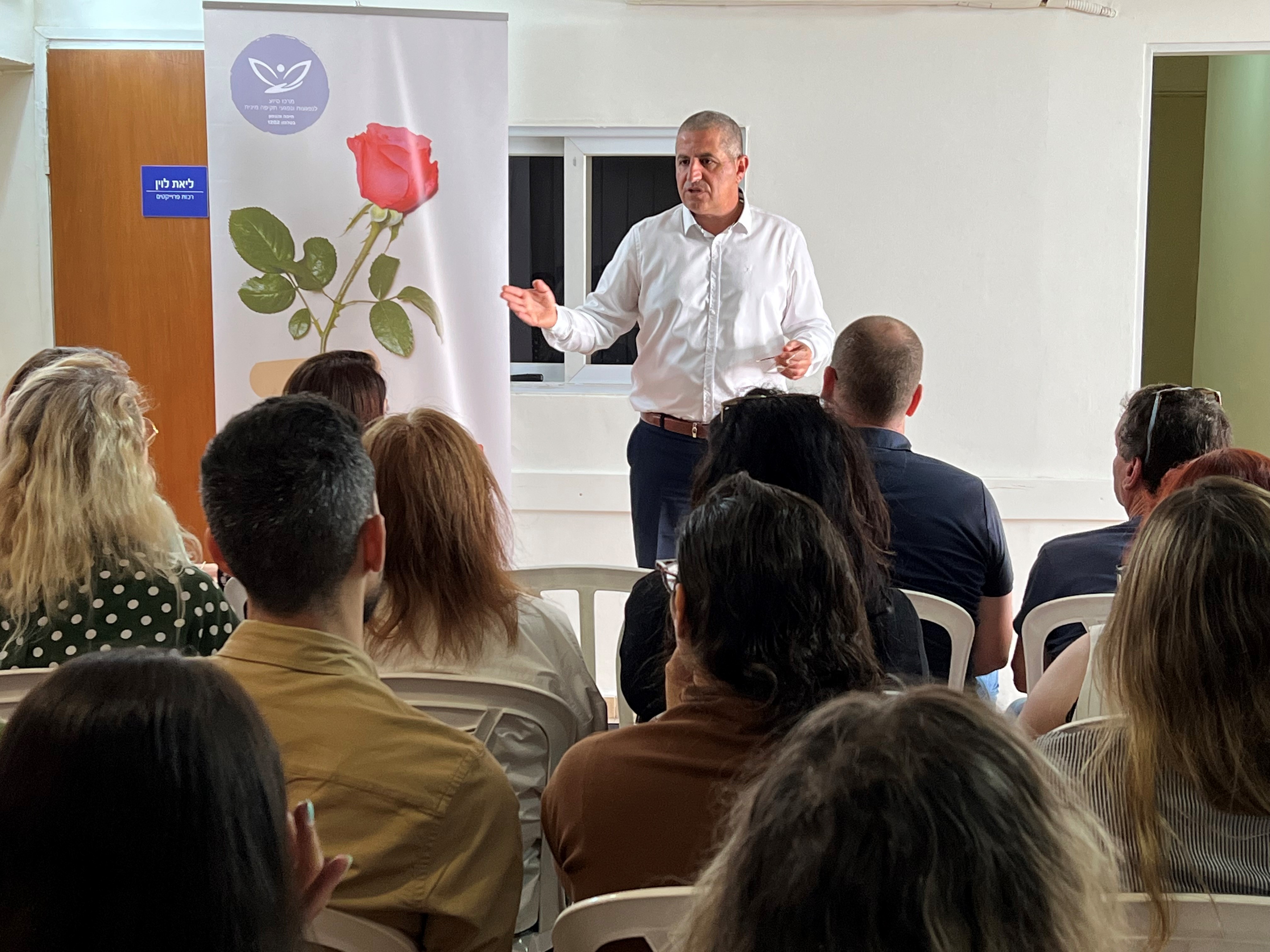 רונן מרלי ראש העיר נהריה נואם בטקס להקמת השלוחה לנפגעי תקיפה מינית בנהריה