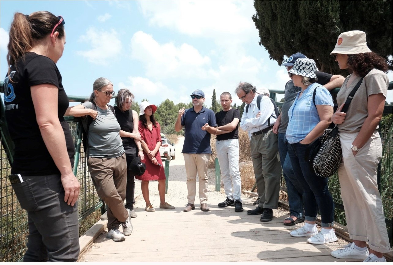 צוות השופטים בתחרות האדריכלות בסיור בעיר