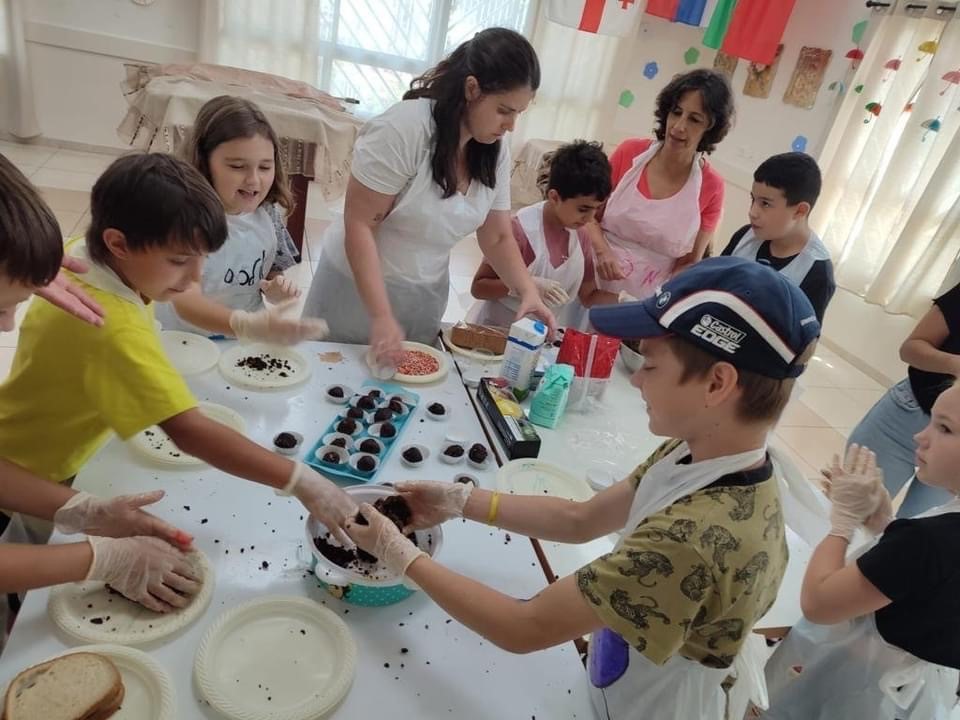 ילדים נהנים ואופים במסגרת פעילות קיץ