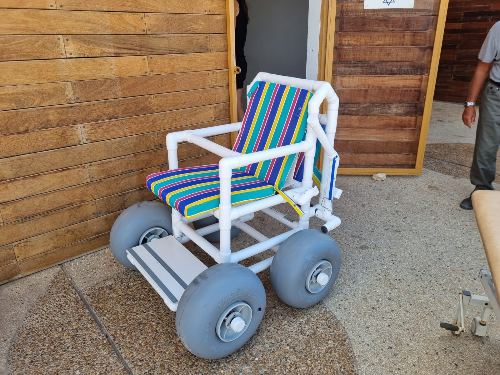 ציוד שנתרם לחוף הים כיסא עם גלגלים לנסיעה על החול