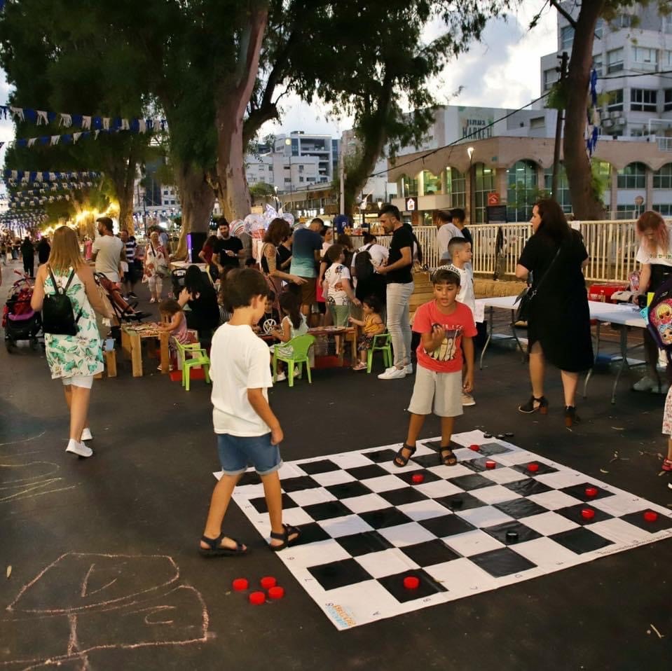 ילדים משחקים בשדרות הגעתון במסגרת הנייט מרקט