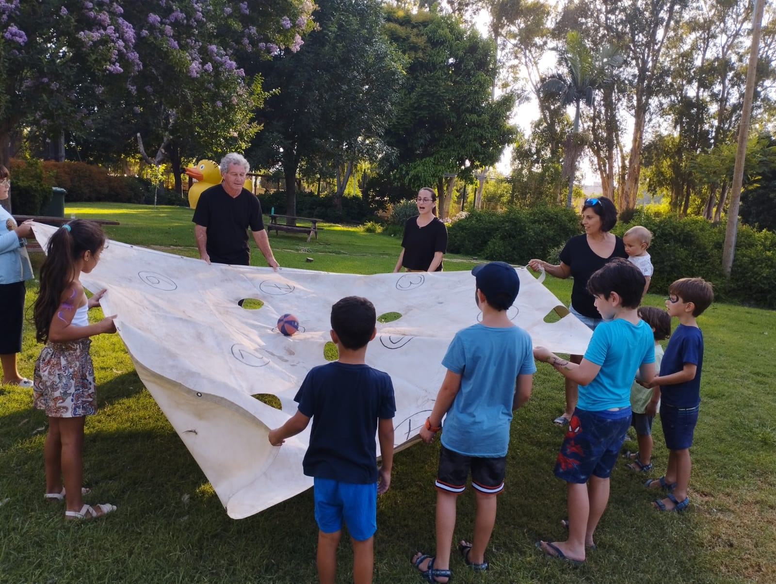 ילדים משחקים במצנח המקפיץ כדור בהפנינג