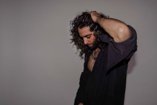 הזמר איתי טונה