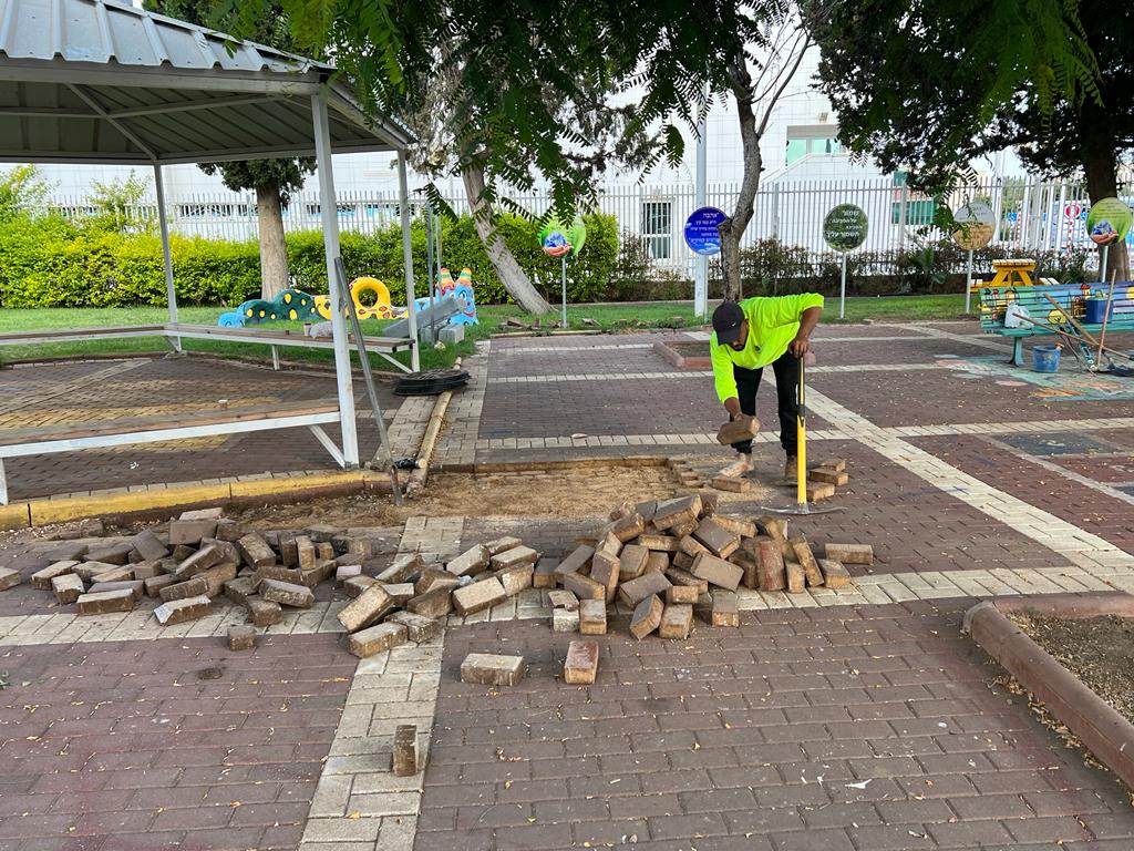 מתקנים את המרצפות בבתי הספר