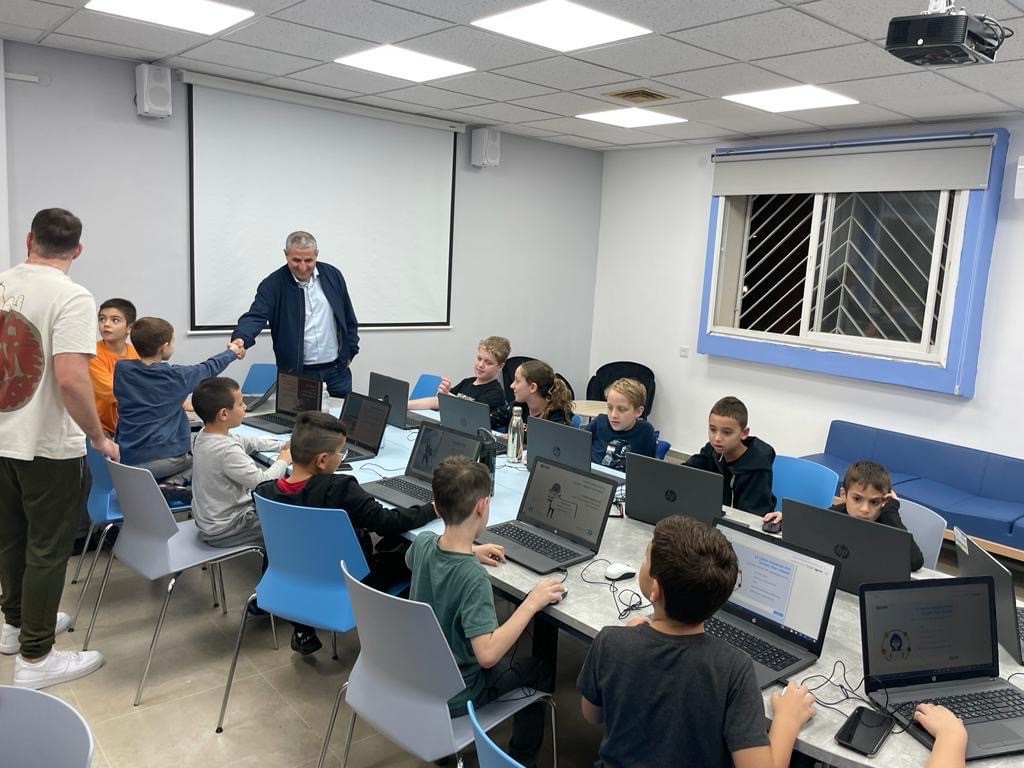 תלמידים במרכז לחדשנות טכנולוגי החדש