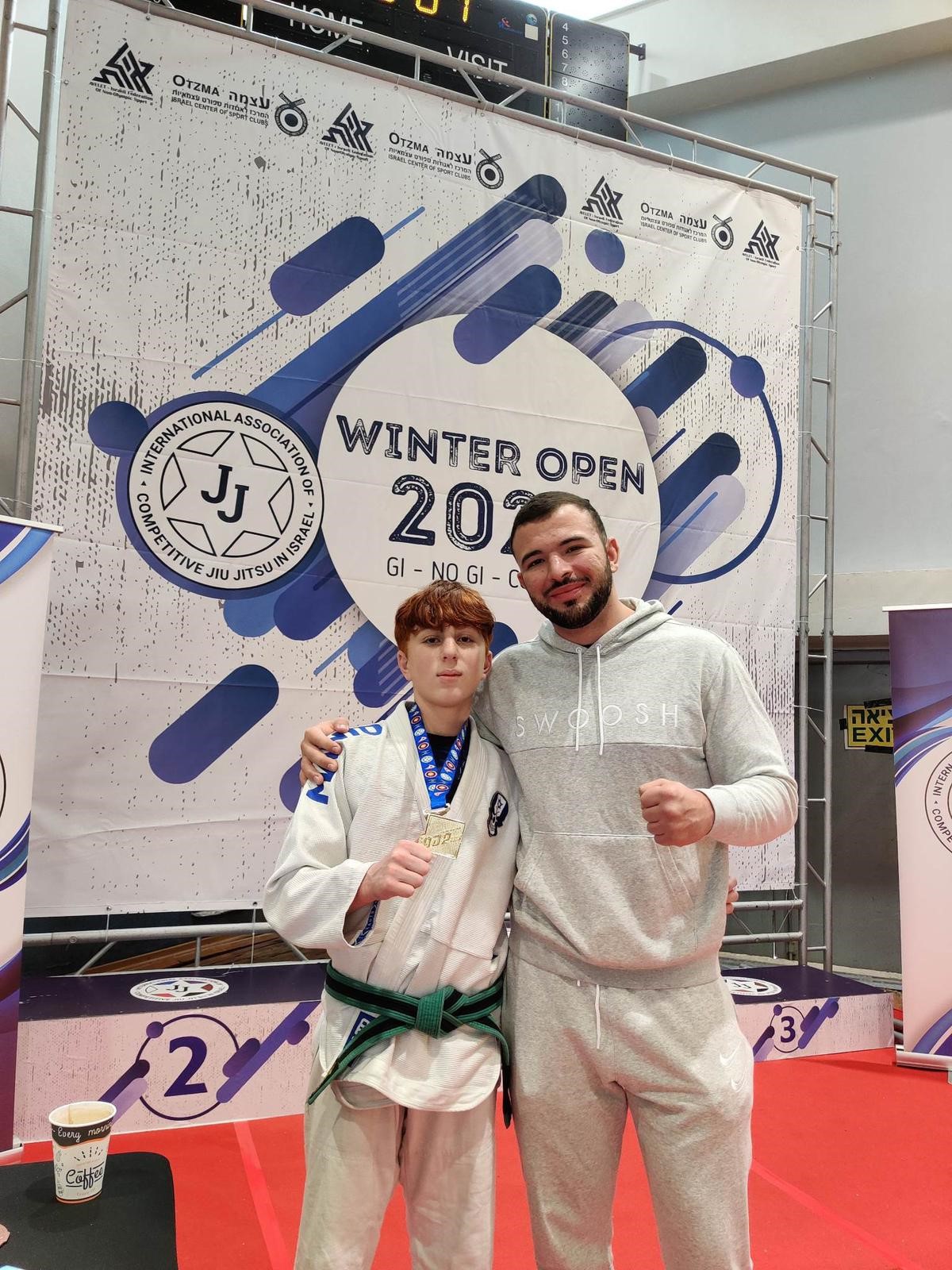 עידן אטלי בן ה-14 המתאמן במועדון לאומנויות הלחימה של אילן תורג'מן עם מדליית הזהב