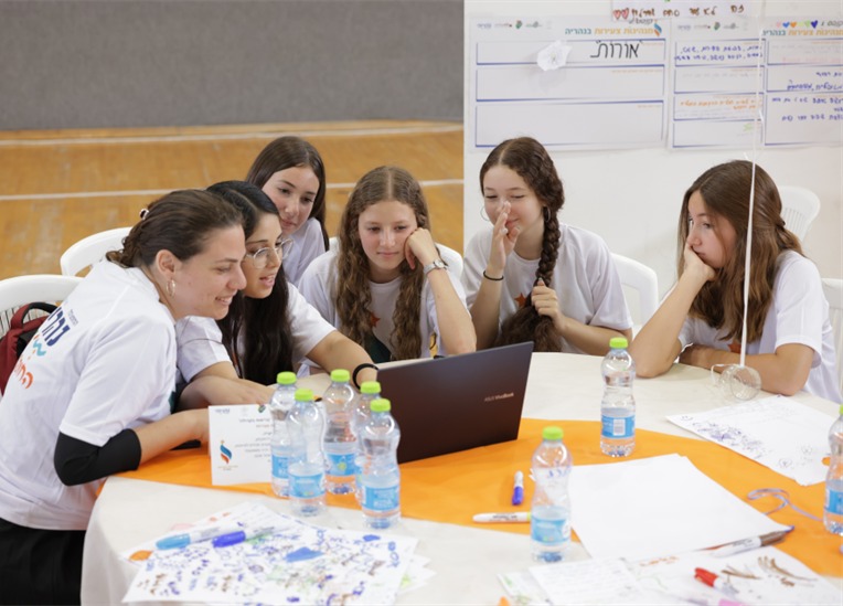בנות המשתתפות במנהיגות צעירות עובדות יחדיו על המחשב