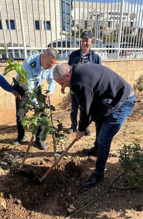 ראש העיר רונן מרלי ושוטרי תחנת נהריה בפיקודו של סנ"צ בועז סמוכה נוטעים עצים יחדיו
