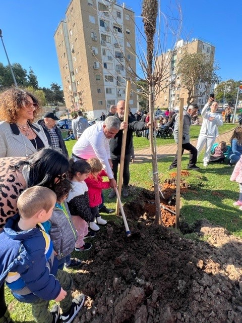 ראש העיר רונן מרלי ומנהלת הגנים ענת אזרזר נוטעים עצים עם ילדי הגנים