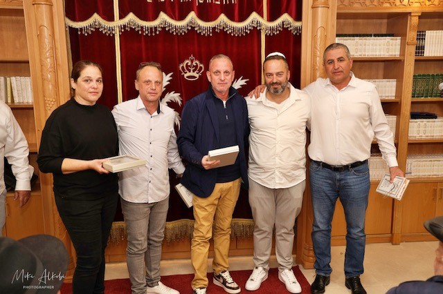 ראש העיר רונן מרלי ומנכל החברה הכלכלית יניב קריאף עם  ילדיהם של נעמי ושמואל זל אל מול ארון הקודש בבית הכנסת החדש