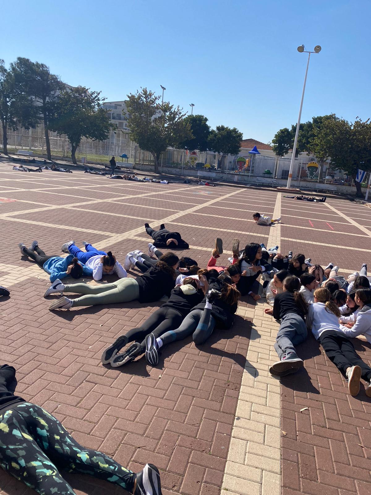 שבוע חירום במוסדות החינוך ילדים שוכבים על הרצפה בתרגיל הגנה נפילת טילים