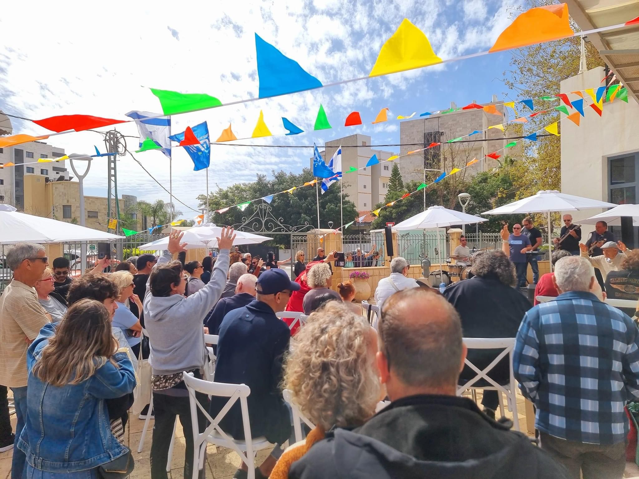 בחצר הקסומה של 'בית ליברמן' עם מופע בלוז של האומן המוכר והאהוב לייזר לויד ומופע של יהל פלינב