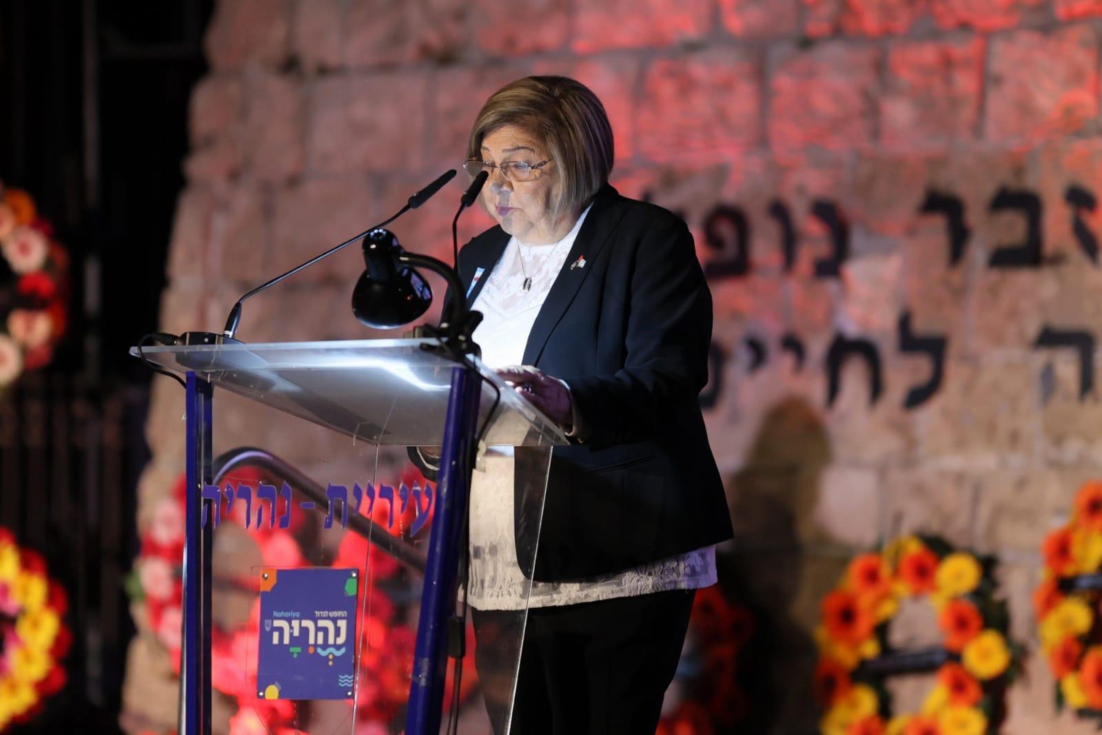 סימה רוזנבאום בנאומה בטקס יום הזיכרון בגלעד