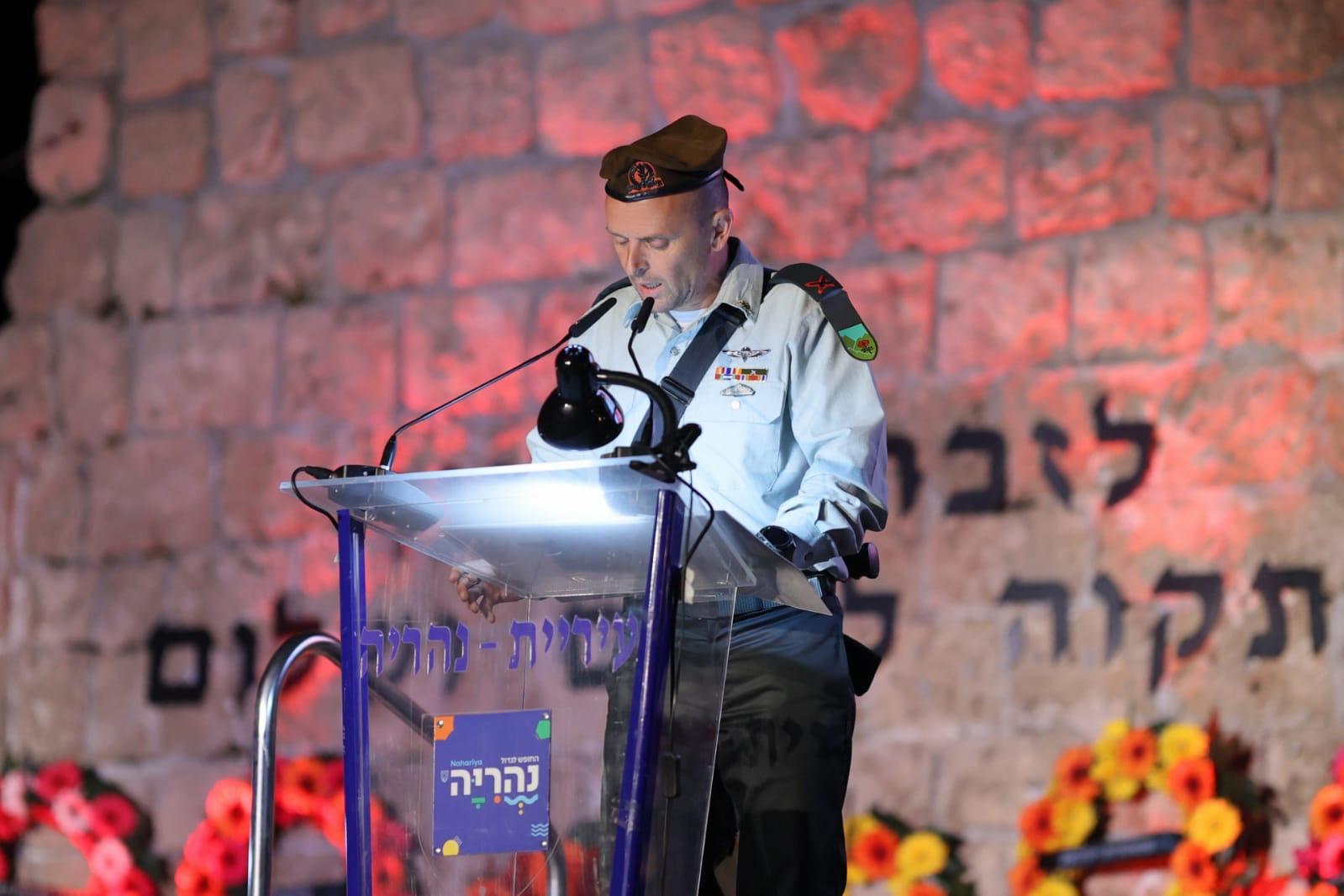 שי קלפר בנאומו בטקס יום הזיכרון בגלעד