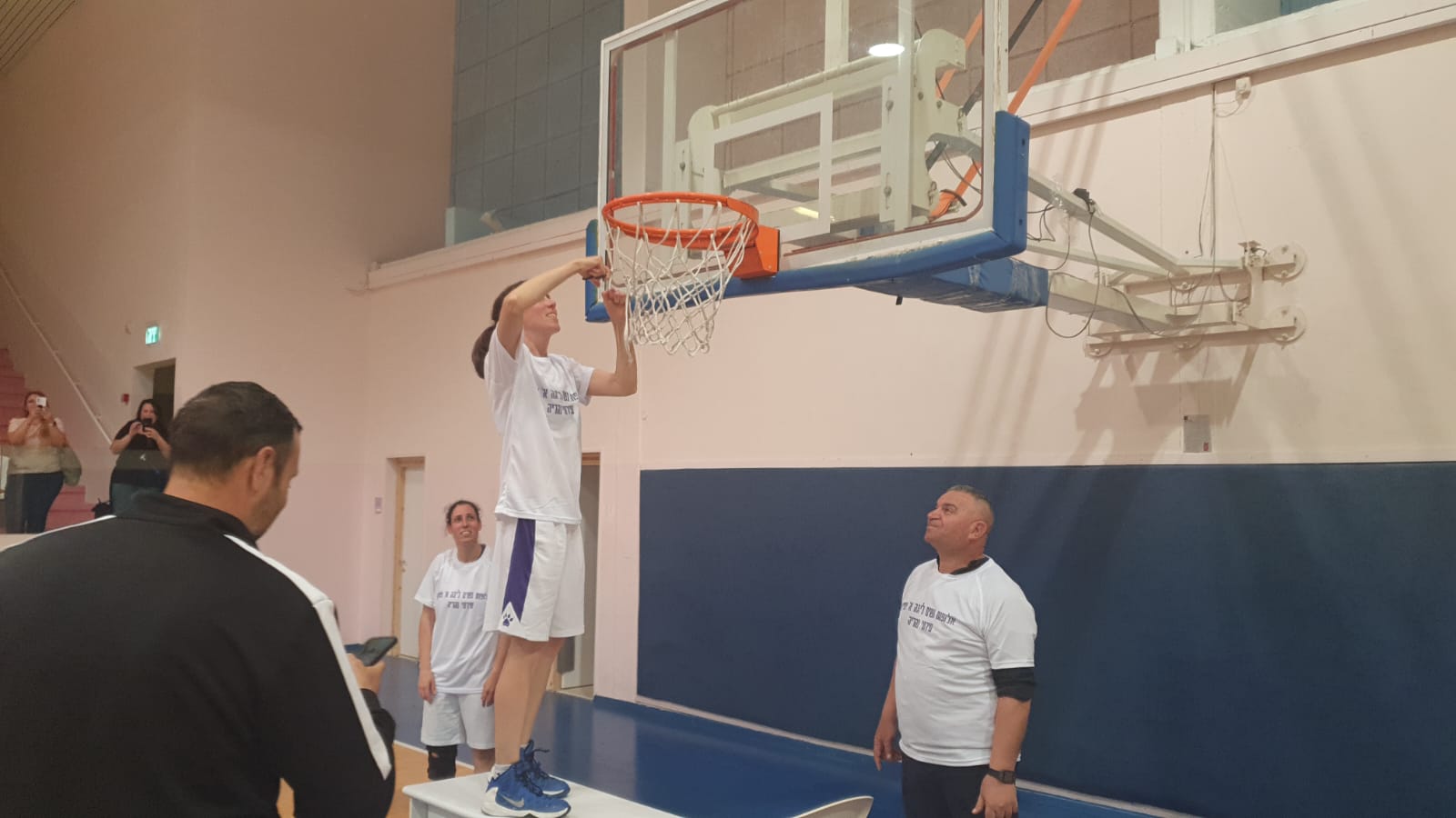 שחקנית עירוני נהריה נשים חותכת את רשת הסל לאחר עליית הקבוצה לליגה הארצית