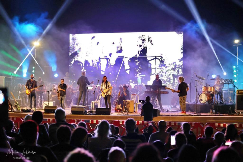 גני 'סימפונט רעננה' ולהקת 'אומהגומה' בשירי 'פינק פלויד' באמפי דרום
