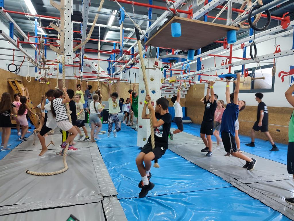 ילדים מטפסים על חבלים במתחם נינג'ה