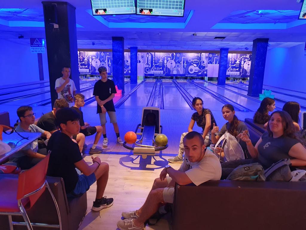 בני נוער משחקים באולינג