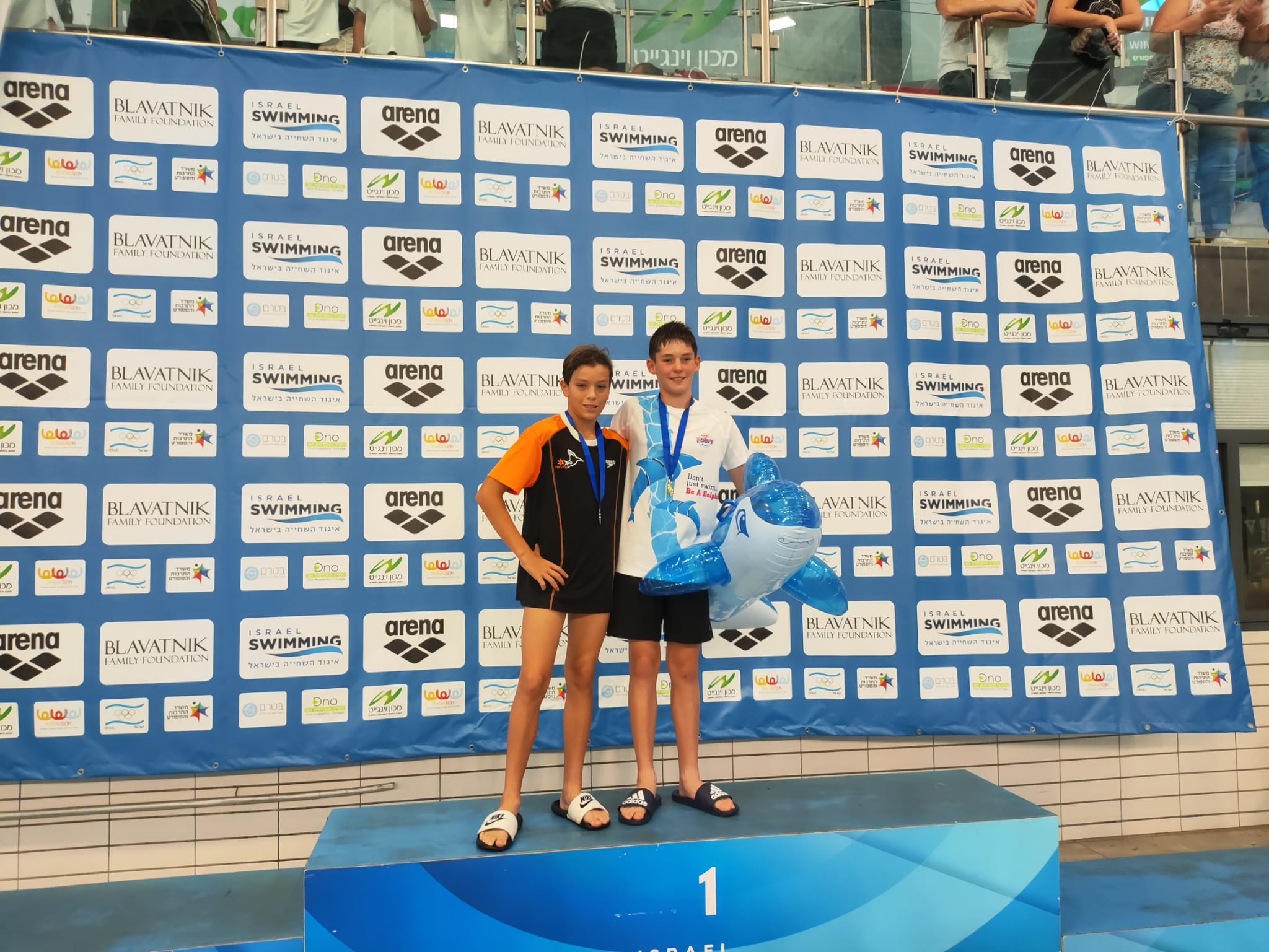 עילאי אפשטין עם שתי מדליות כסף