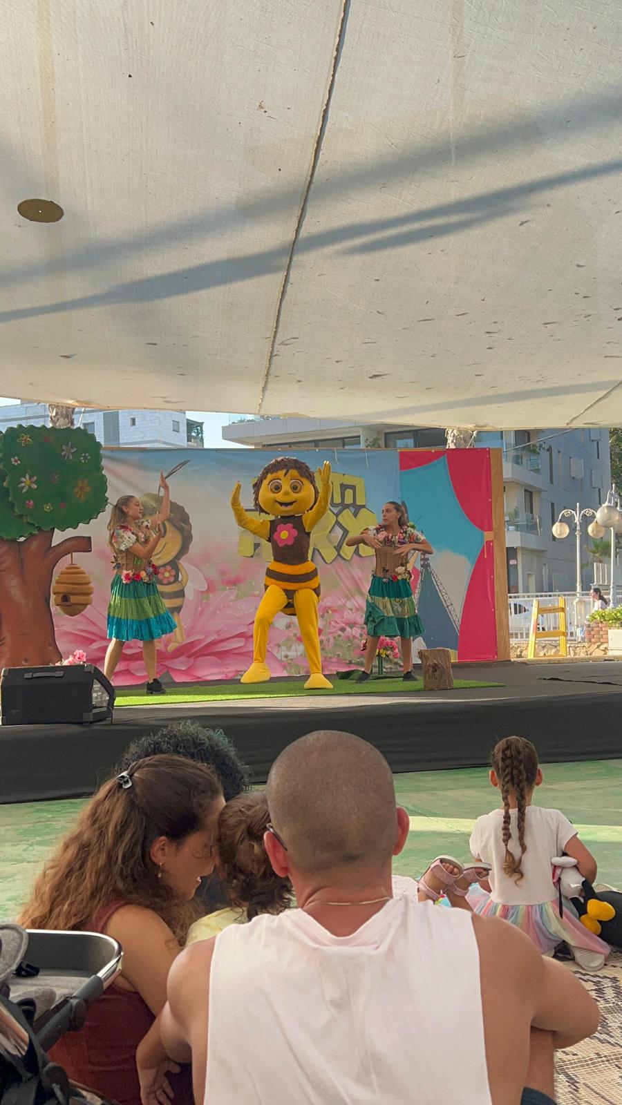 'אמפיטף' עם ההצגה 'הדבורה מאיה