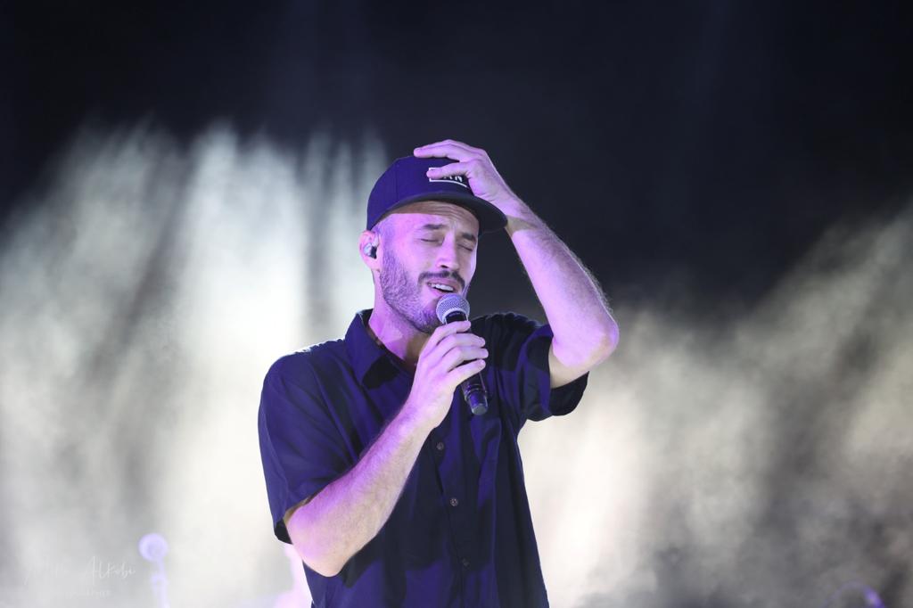 נתן גושן בהופעה במסגרת אירועי הקיץ בנהריה