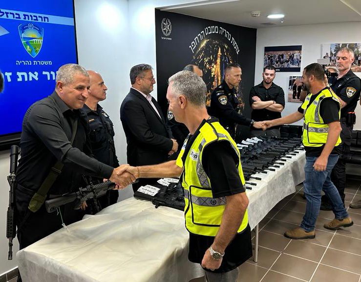 ראש העיר רונן מרלי לוחץ את ידו של מתנדב כיתת הכוננות 