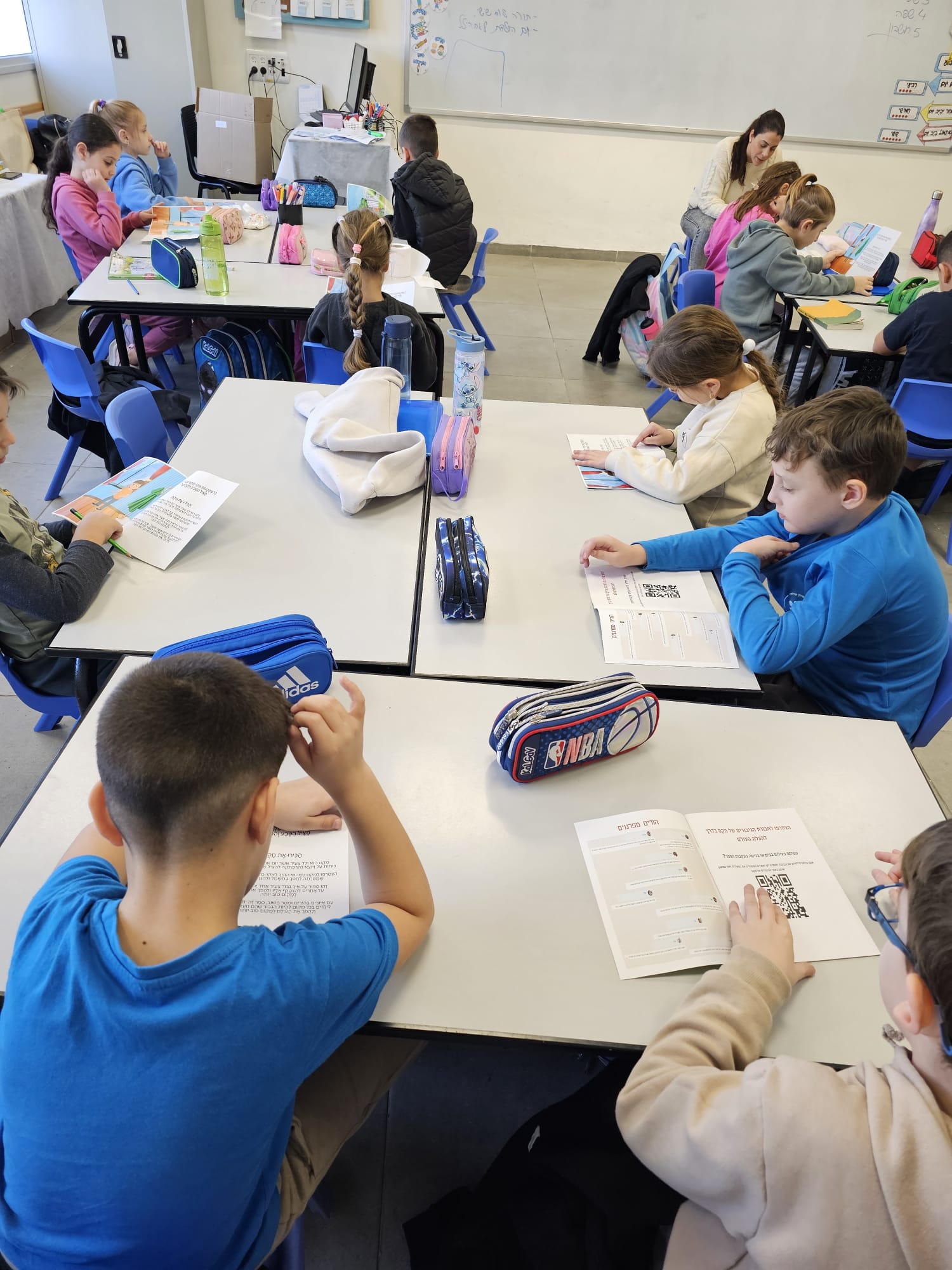 ילדים מעיינים בספר אקו מקס