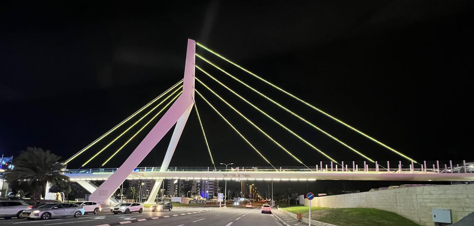 גשר המיתרים מואר בצבע צהוב
