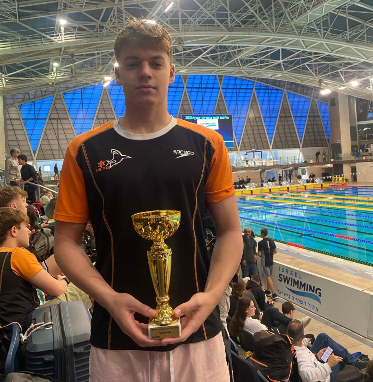 אוקאן גולדין מחזיק גביע