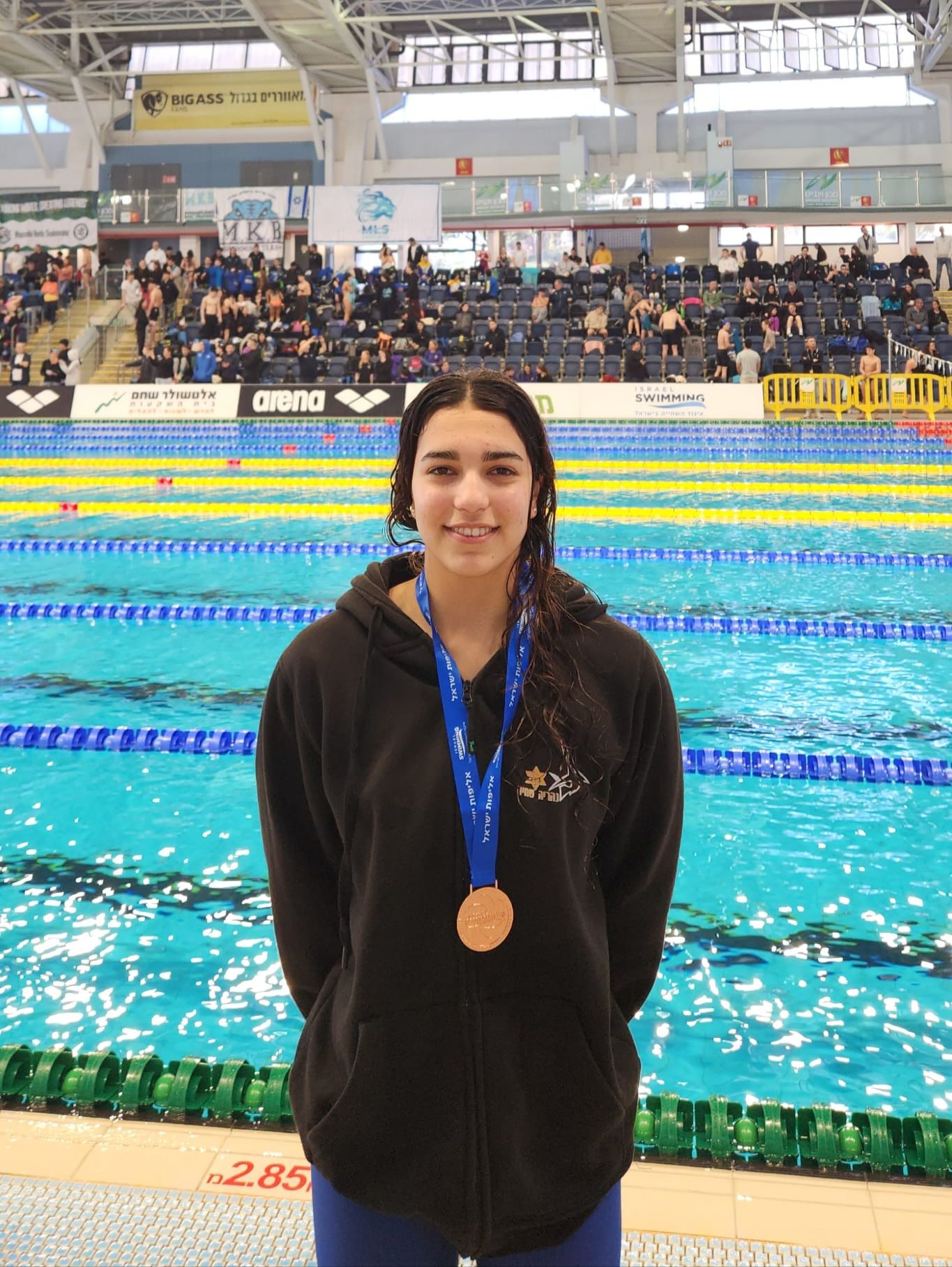 תמרי ווינר עם מדליה על צווארה