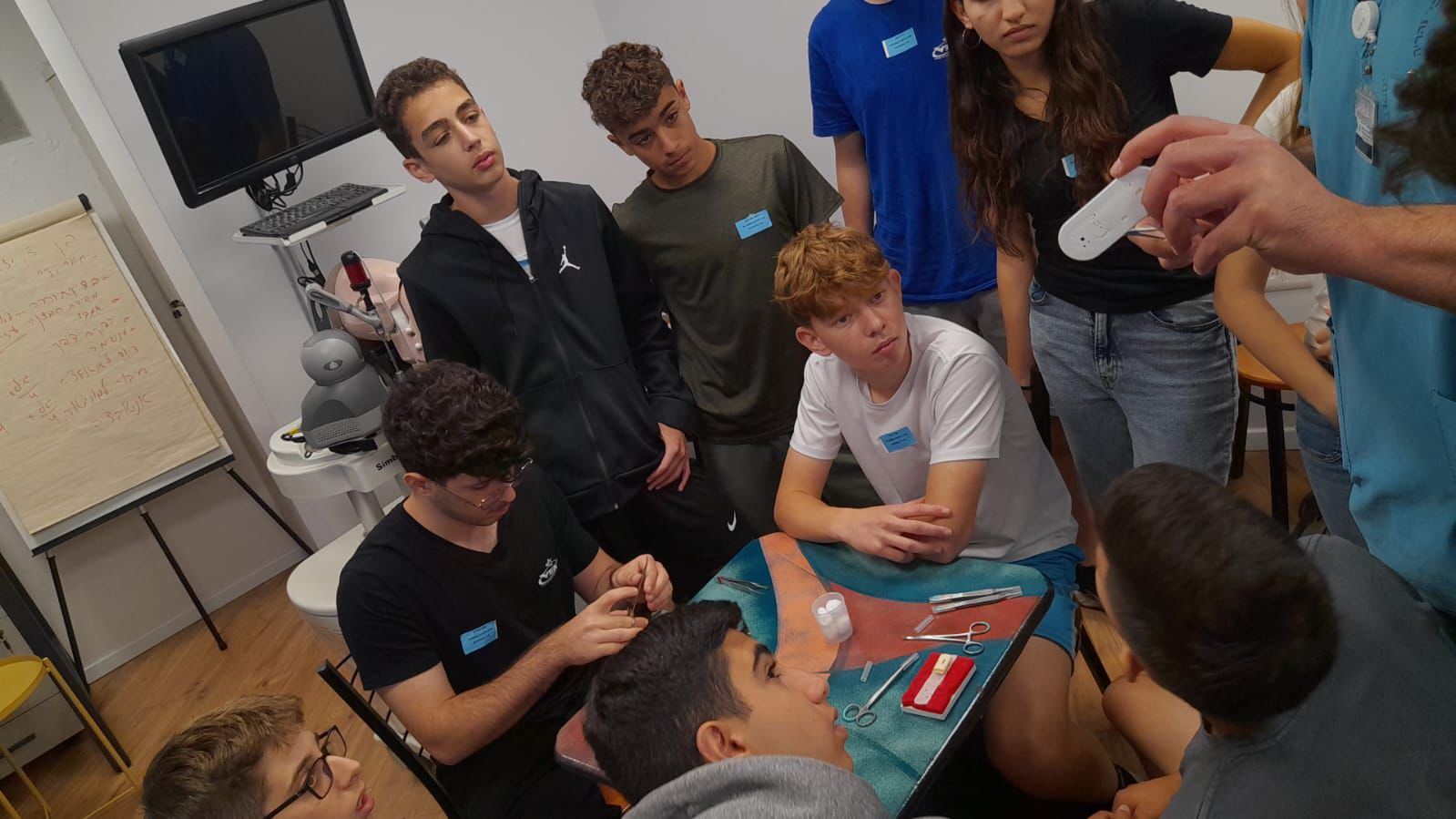 תלמידים בסיור במחלקות המרכז הרפואי