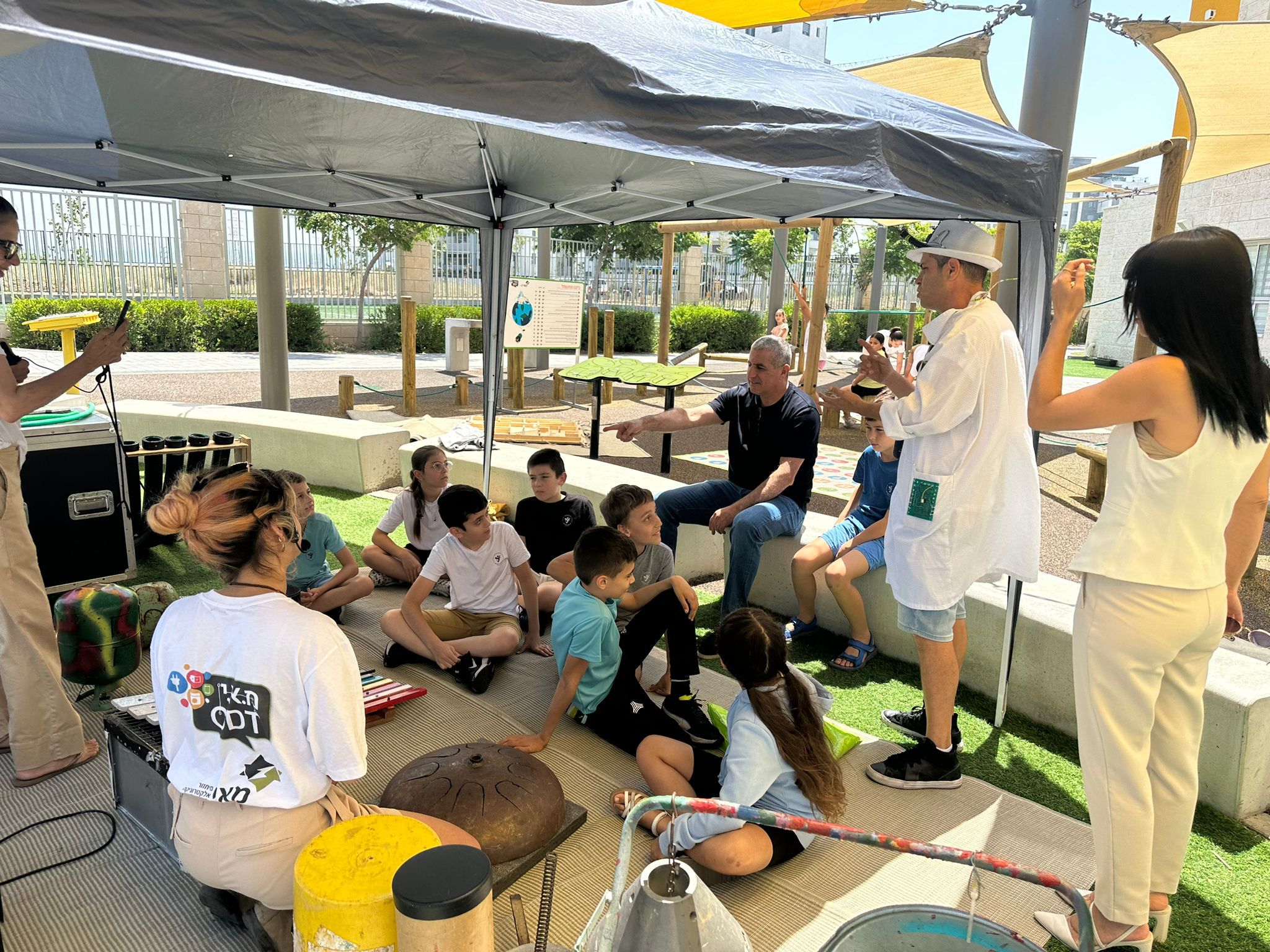 ראש עיריית נהריה רונן מרלי בביקור מאי פקטורי בעיר בפעילות משותפת על ילדי בית הספר אריאל שרון