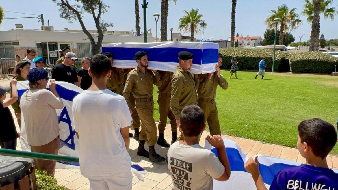 חיילי צה"ל מניפים את ארון הקבורה של אלכס יקימינסקי ומלווים אותו בדרכו האחרונה
