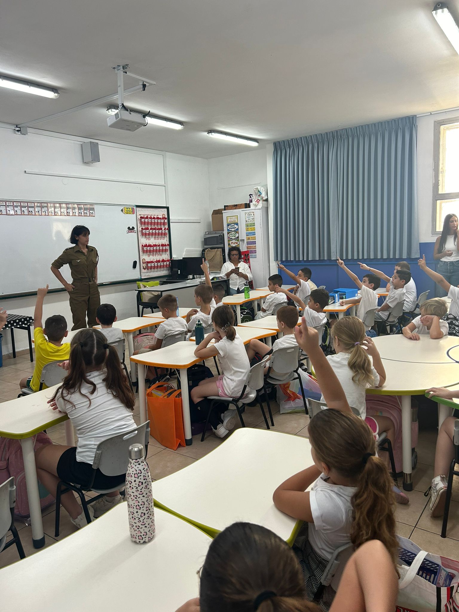 מדריכה מפיקוד העורף מסבירה לתלמידים על הנהלים בשעת חירום