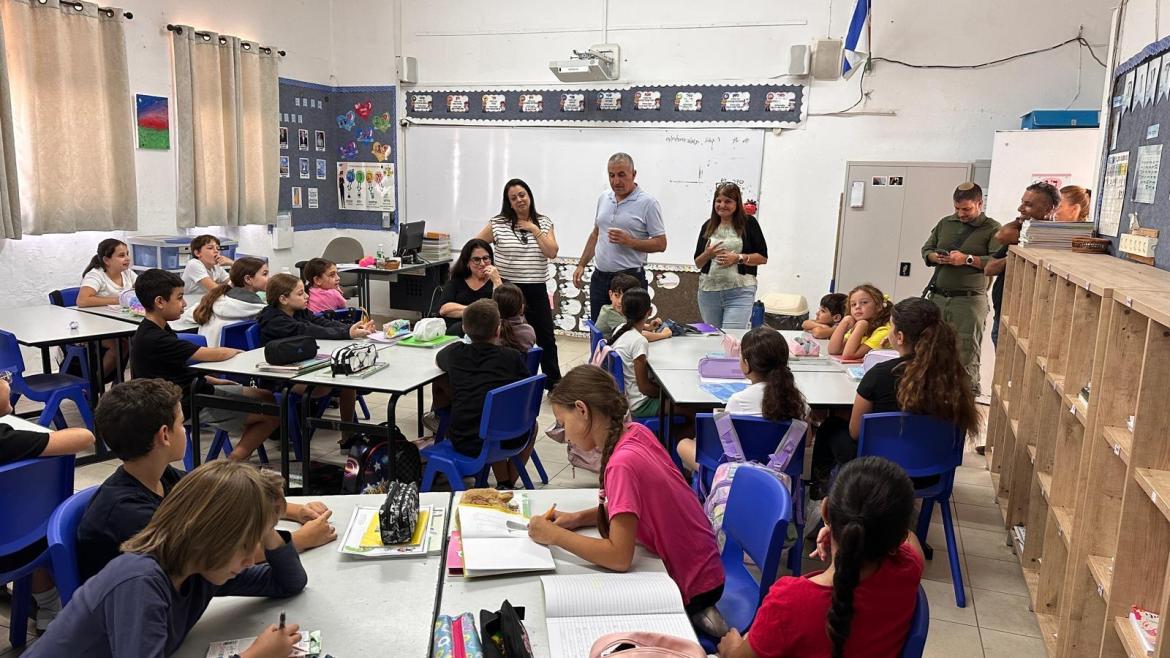 ראש העיר רונן מרלי בכיתה אל מול תלמידים בבית ספר רמז