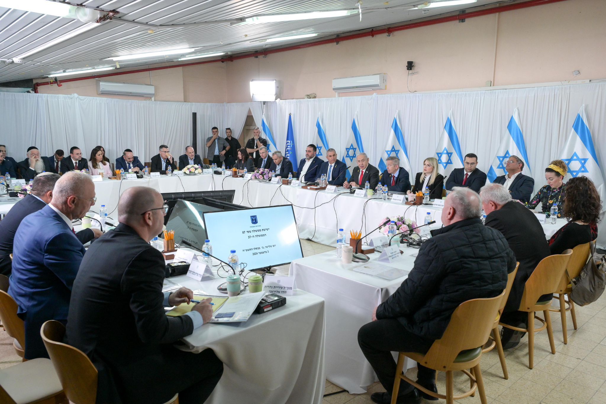 ראש הממשלה בנימין נתניהו וכל חברי הממשלה בפגישתם בנהריה - צילומים: יעקב מדר ומעיין טואף/ לע״מ