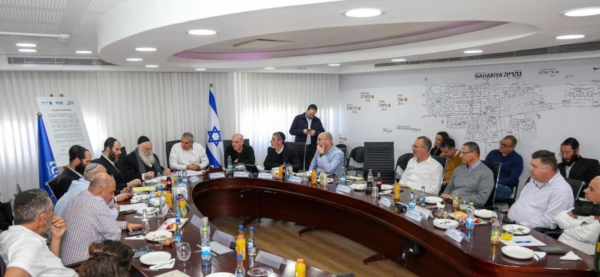 לשכת ראש העיר רונן מרלי בדיון על הסכם הגג החדש שנתחם 