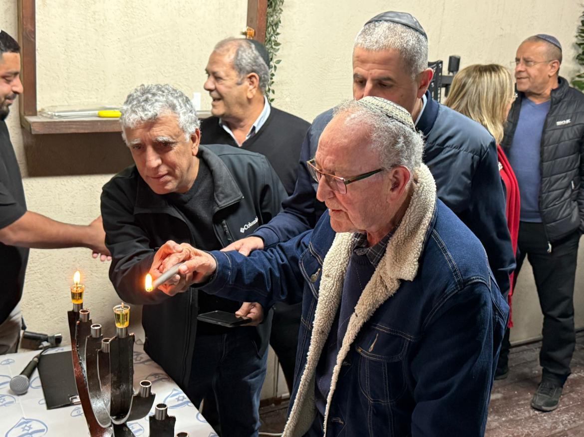 ראש העיר רונן מרלי מדליק נרות חנוכה 