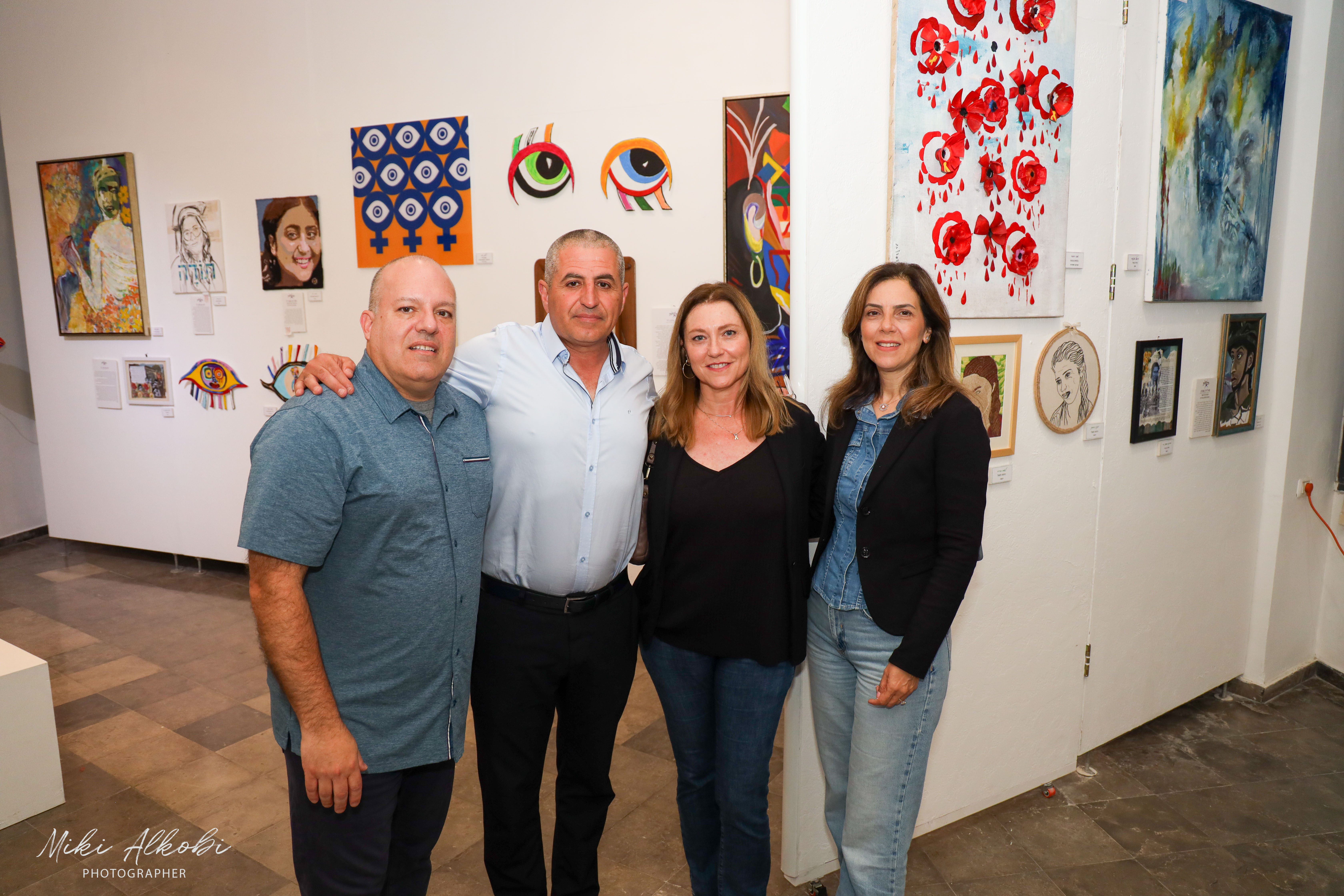 ראש העיר מרלי בתמונה משותפות עם האמנים בתערוכה
