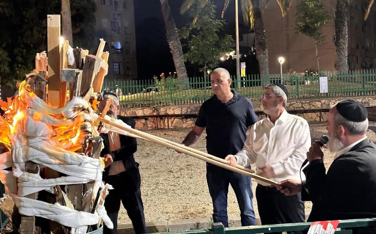 ראש העיר רונן מרלי וחיים רואש סגן ראש העיר מדליקים את המדורה בל"ג בעומר