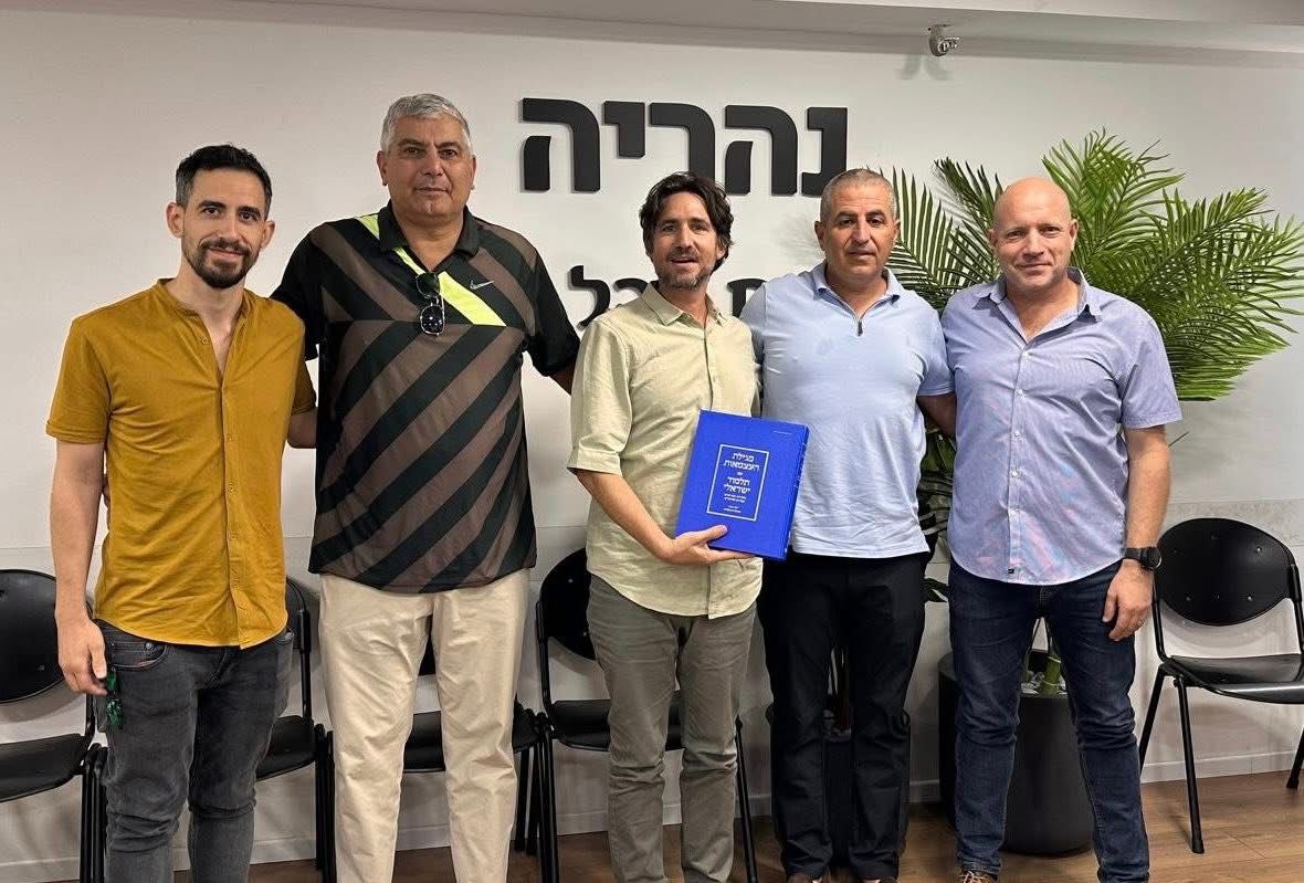 ראש העיר רונן מרלי, ראש מנהל חינוך וקהילה אילן וקנין ומכובדים בתמונה משותפת לרגל השקת המכינה בעיר