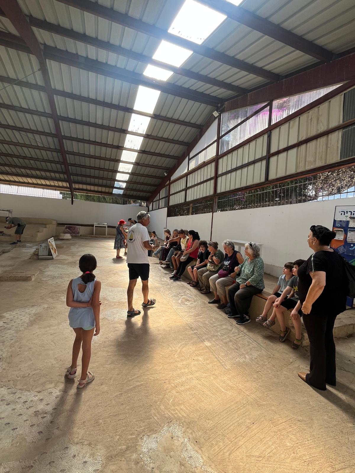 פעילות באתר הביזנטי ילדים מקשיבים להרצאה במקום