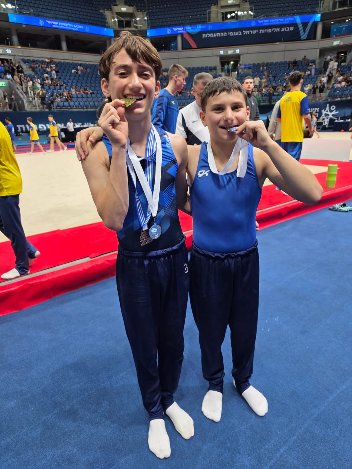 הישגים בספורט מתנאל בן אורן ודניאל גנן אוחזים במדליות בהן זכו