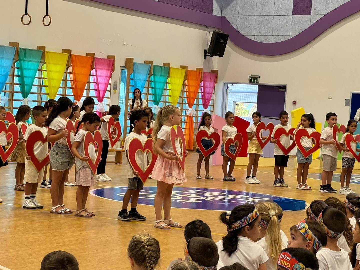 חוגגים בבית הספר את פתיחת שנת הלימודים החדשה בריקודים ושירה