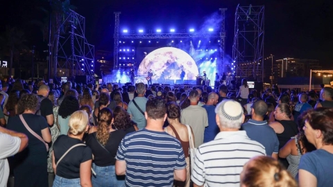 קיץ של העולמות-ליל אהבה במזח.jpeg